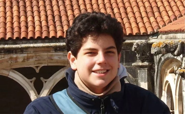 Canonização do 1º santo millennial ocorre neste domingo no Vaticano