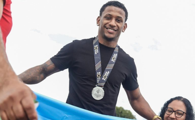 VÍDEO | Medalhista no boxe, Yuri Falcão é recebido com carreata em retorno ao ES