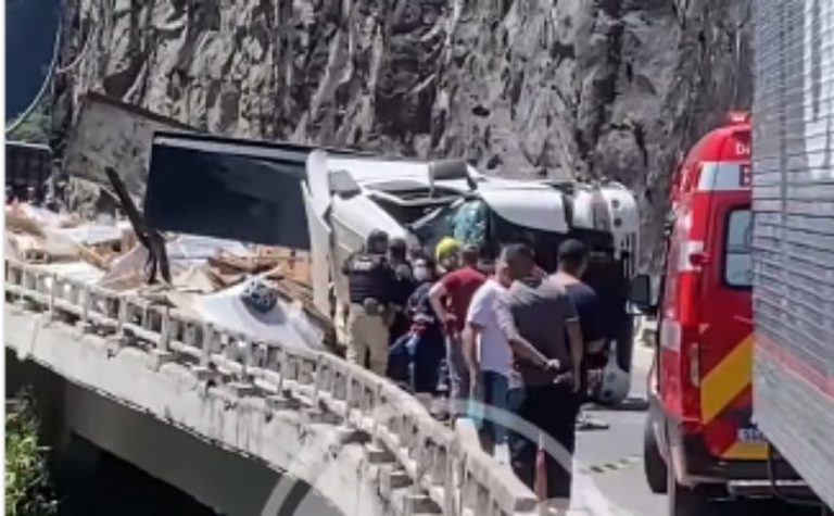 Carreta tomba e interdita totalmente BR-262 em Venda Nova do Imigrante