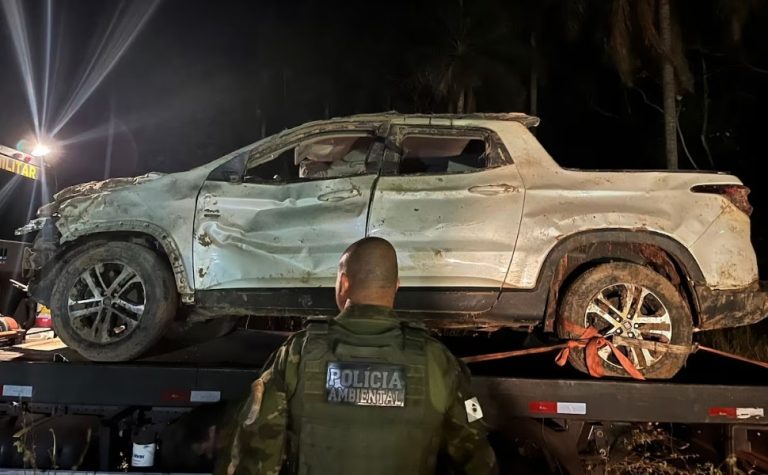 Carro de homens desaparecidos no PR é encontrado enterrado com marcas de sangue