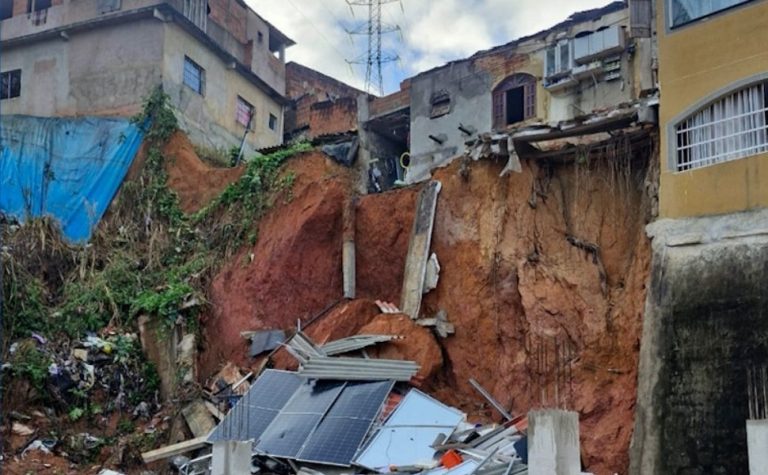 Casa desaba e outras três são interditadas em Cariacica