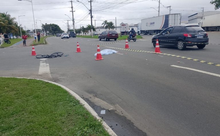 Ciclista morre após ser atropelado por caminhão em avenida da Serra