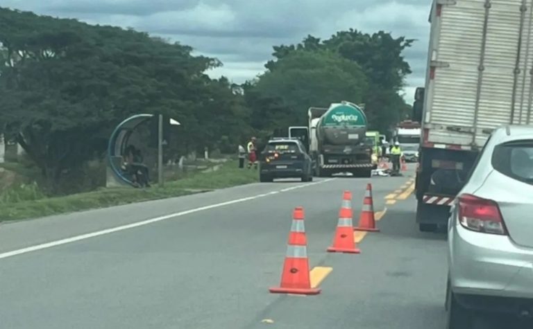 Ciclista morre após ser atropelado por caminhão na BR-101 em Linhares