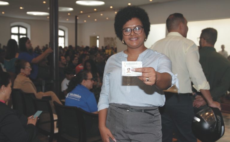 “Com a carteira profissional, vou ser motorista de ônibus”, diz trancista