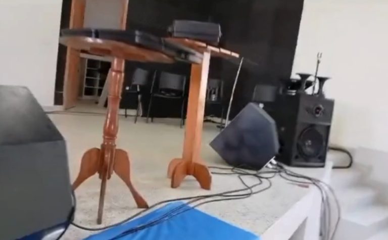 Criminosos invadem igreja, furtam equipamentos e usam templo como banheiro