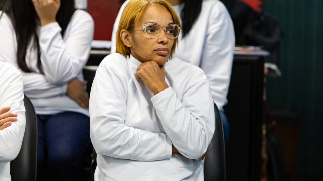 Defesa diz que Flordelis teve início de AVC em presídio no Rio; secretaria nega
