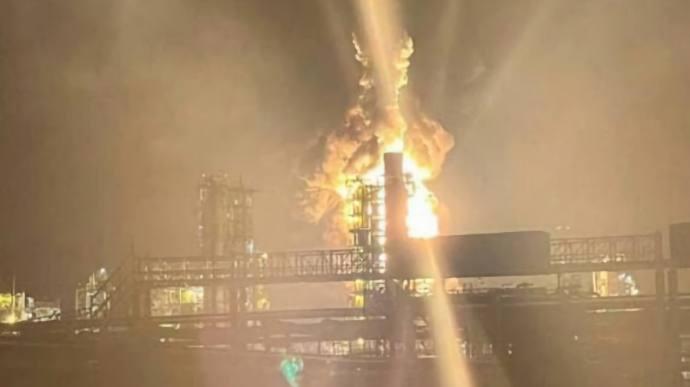 Drones ucranianos atingem refinaria de petróleo da Rússia e causam incêndio