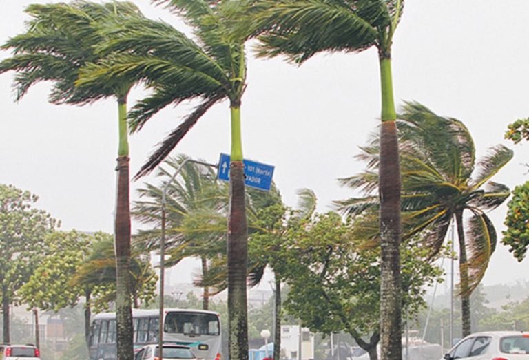 ES recebe alerta de fortes ventos costeiros; veja cidades