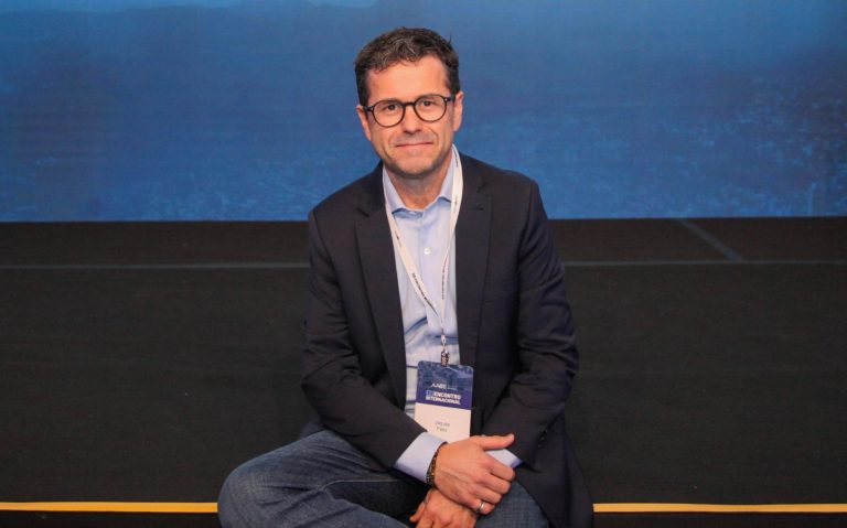 Entre o azul e o vermelho corporativo – o verde subjetivo