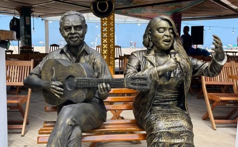 Estátua de Preta Gil é inaugurada em Copacabana ao lado da de Gilberto Gil