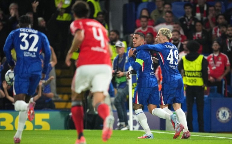 Estêvão esbarra no goleiro, Ríos faz contra e Chelsea vence Benfica pela Champions