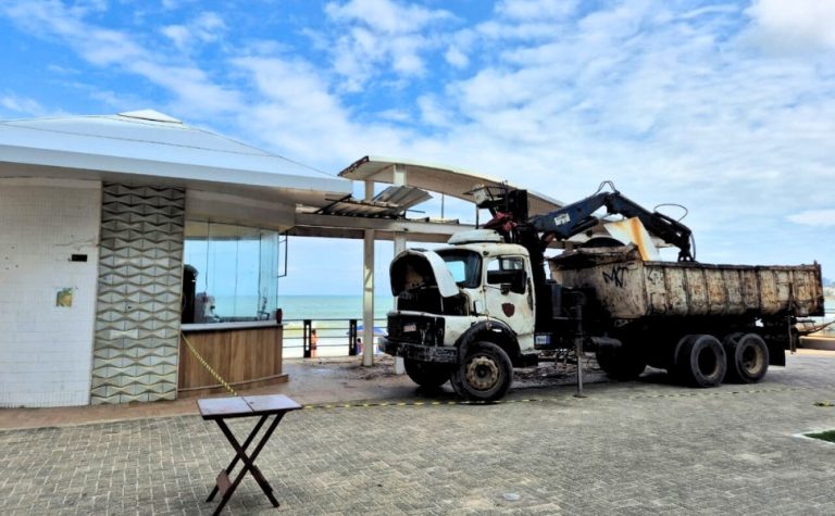 Estruturas de quiosques são retiradas na Praia do Morro