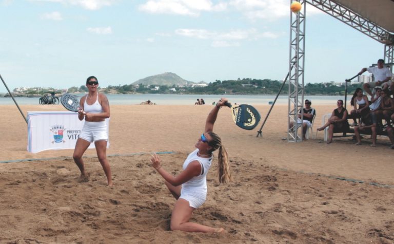 Famílias se destacam em torneio de beach tennis em Camburi