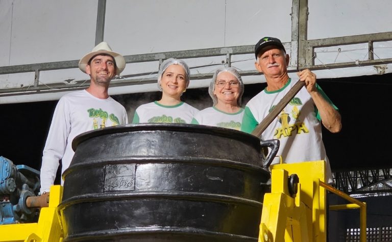 Feira Sabores da Terra com comidas típicas e atrações na Praça do Papa