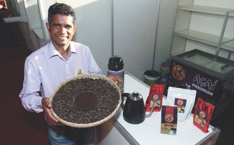 Feira com produtos da roça na Praça do Papa
