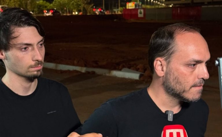 Filhos de Bolsonaro participam de vigília horas antes de julgamento do pai
