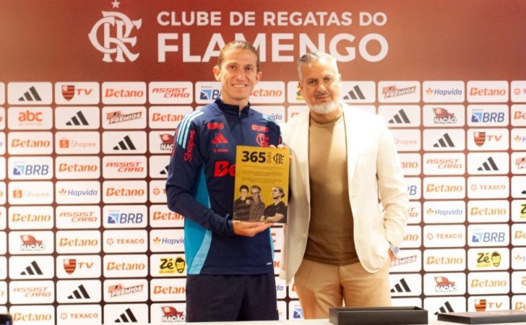 Filipe Luís é homenageado pelo 1º ano treinando o Flamengo