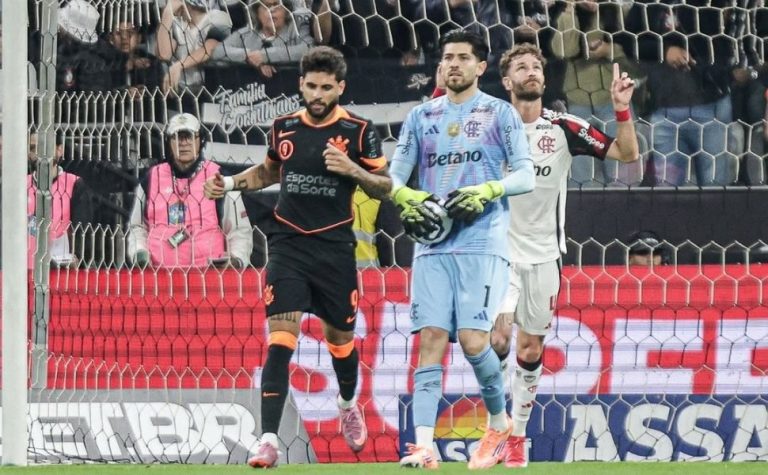 Flamengo defende cavadinha, vence Corinthians de virada e dispara na liderança