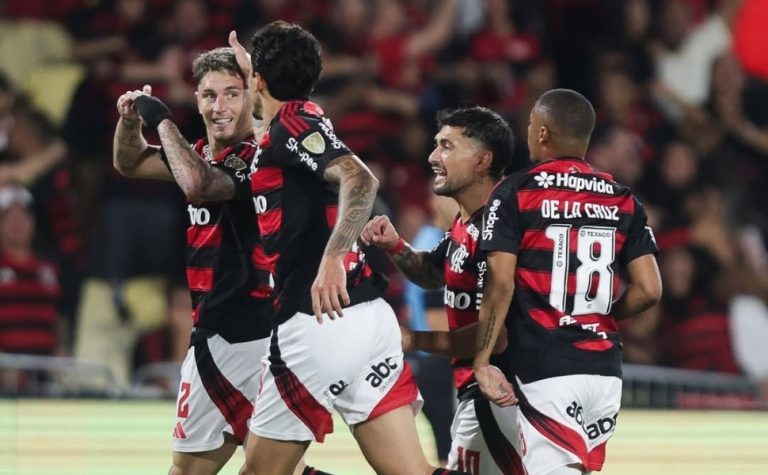 Flamengo faz gol-relâmpago, vence Estudiantes, mas leva duro golpe no fim
