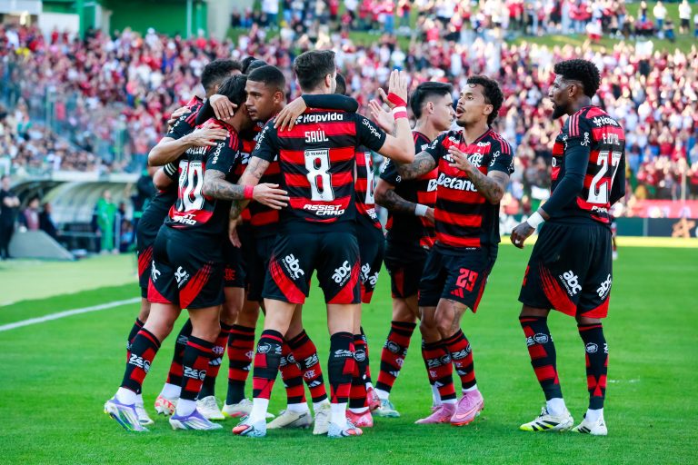 Flamengo vence Juventude fora, quebra tabu e mantém vantagem na liderança