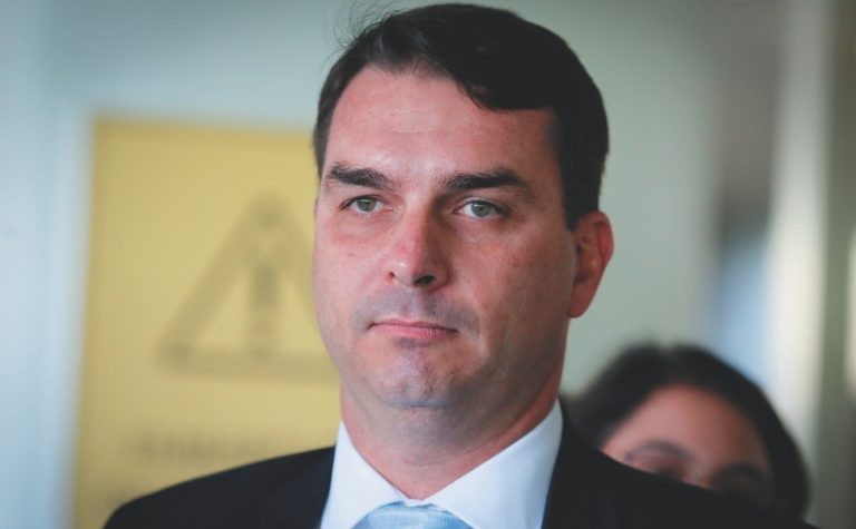 Flávio Bolsonaro chama Moraes de terrorista e pede trégua por saúde do pai