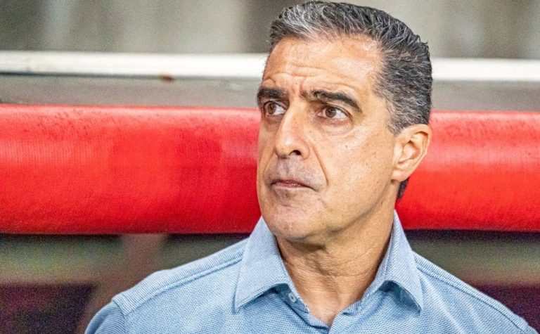 Fortaleza anuncia saída do técnico português Renato Paiva