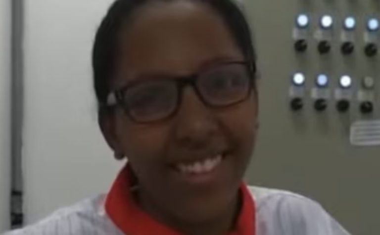 Funcionária vítima de vídeo racista no 1º dia de trabalho em farmácia é indenizada