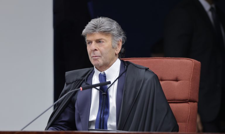Cármen e Dino dão indiretas e provocam Fux durante julgamento de Bolsonaro