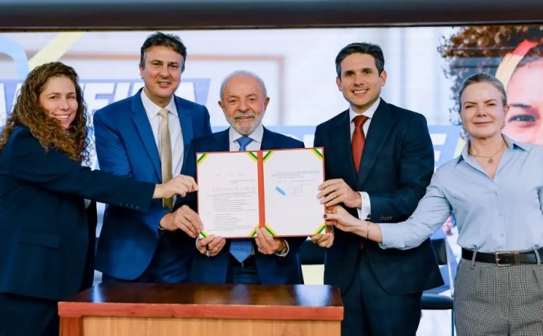 Governo Lula lança carteira que dá desconto a professores