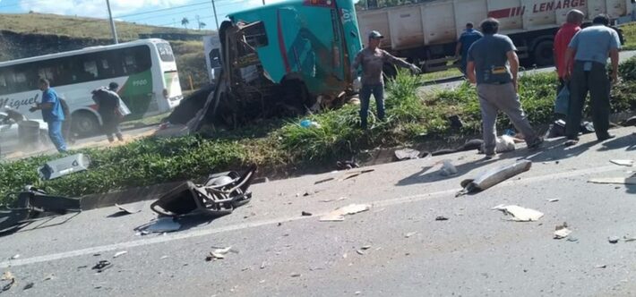 Grave acidente entre dois ônibus deixa quatro mortos e 31 feridos em MG
