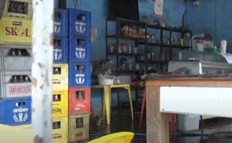 Homem é atacado com tesoura em bar de Cariacica