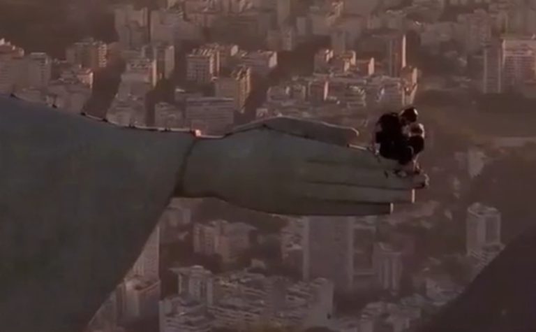 Homem é flagrado saltando de paraquedas do braço do Cristo Redentor no Rio
