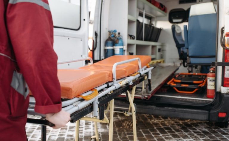 Hospital abandona idoso em campo de futebol com acesso no braço no CE