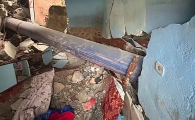Idosa morre esmagada dentro de casa por cano que caiu de caminhão