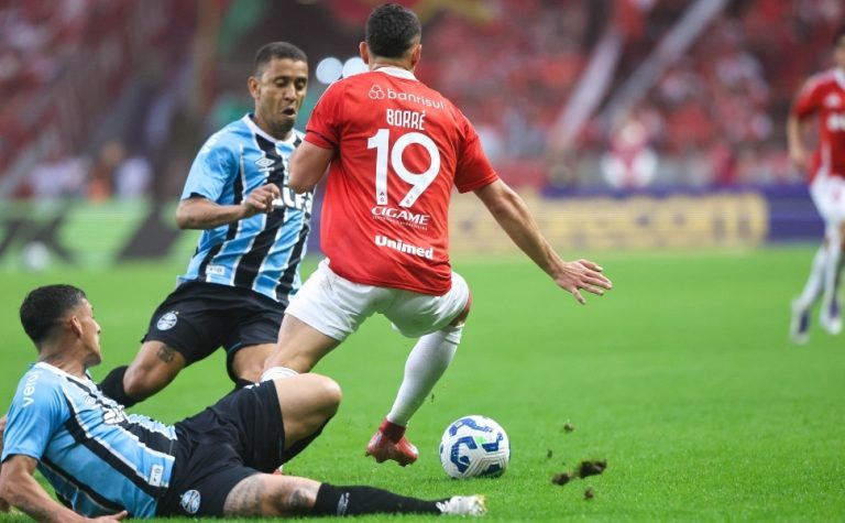 Internacional perde pênalti no último lance e Grêmio vence Gre-Nal do ‘desespero’