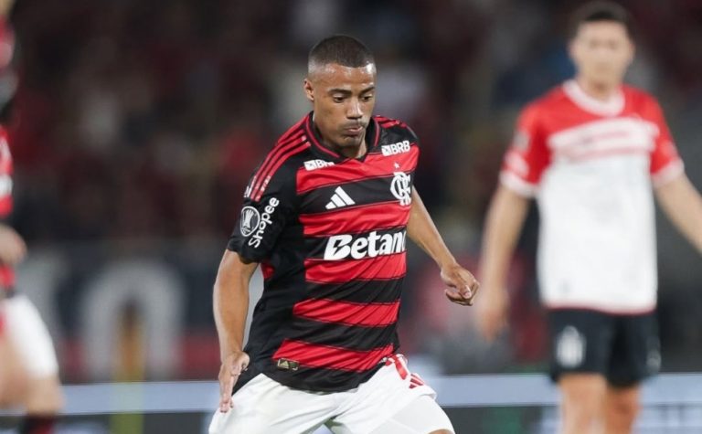 Jogadores do Flamengo reclamam de interferência de quarto árbitro