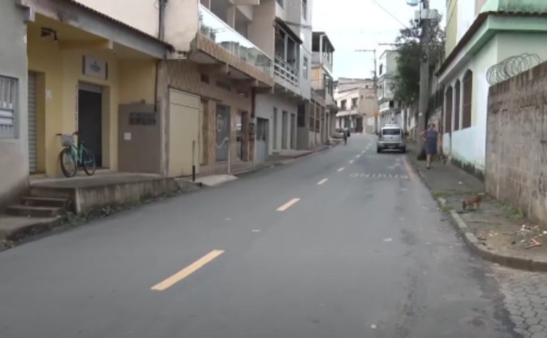 Jovem de 19 anos é baleado no meio da rua na Serra