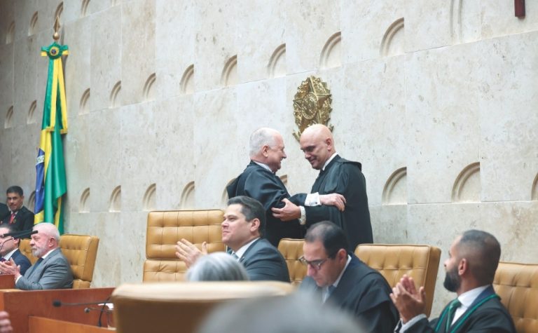 “Judiciário não é submisso ao populismo”, diz Fachin em posse do STF