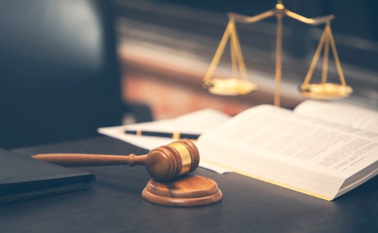 Justiça condena trabalhadora após advogada usar IA e inventar decisões judiciais