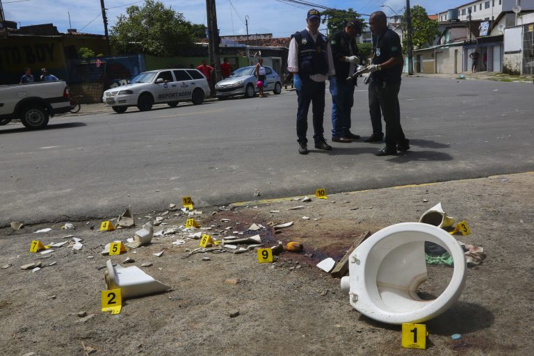 Justiça nega habeas corpus a torcedores condenados por arremesso de vaso sanitário
