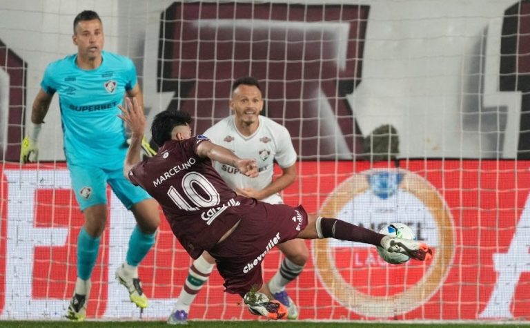 Lanús faz no fim, vence Fluminense e larga na frente nas quartas da Sul-Americana