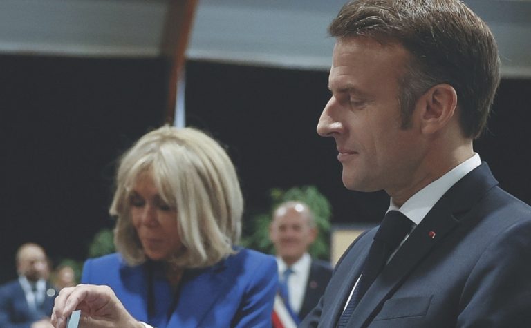 Macron vai apresentar ‘prova científica’ de que sua esposa nasceu mulher
