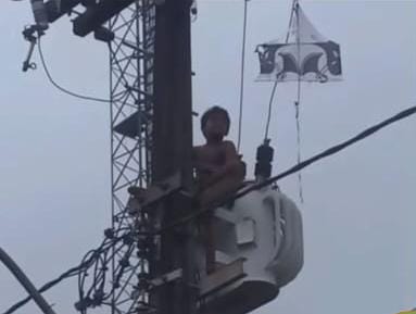 Menino leva choque ao subir em poste para pegar pipa