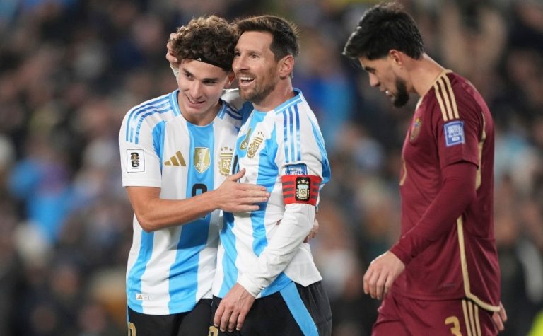Messi celebra noite mágica em adeus na Argentina
