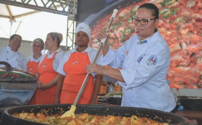 Moqueca gigante em festival de gastronomia em Anchieta