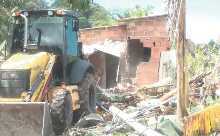 Moradores de Vila Velha resistem à reintegração de posse