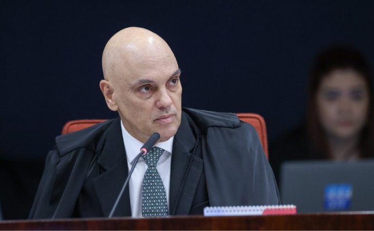 Moraes começa julgamento de forma incomum e fala em tentativa de golpe