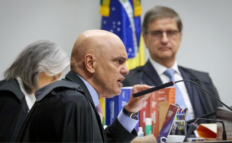 Moraes rebate defesa de Heleno sobre número de perguntas