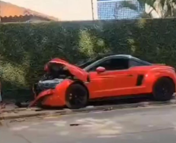Motociclista de aplicativo bate de frente em carro esportivo. Dois feridos