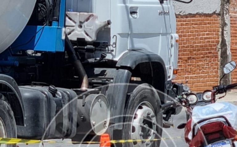 Motociclista morre em acidente com caminhão em Vitória